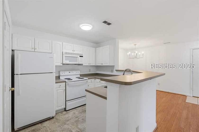 Welcome to this beautifully updated 3-bedroom, 2-bath villa - photo 9