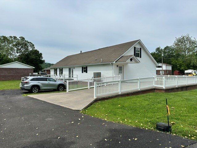 Spacious, Accessible One-Level Living with Extensive Upgrades! - photo 4