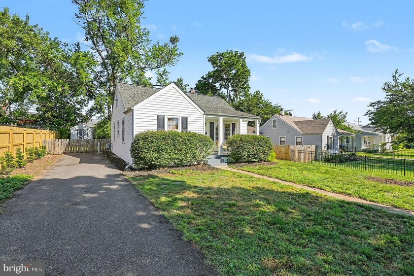 Charming and beautifully updated home in an exceptional - photo 2
