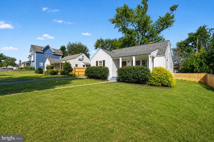 Charming and beautifully updated home in an exceptional - photo 3