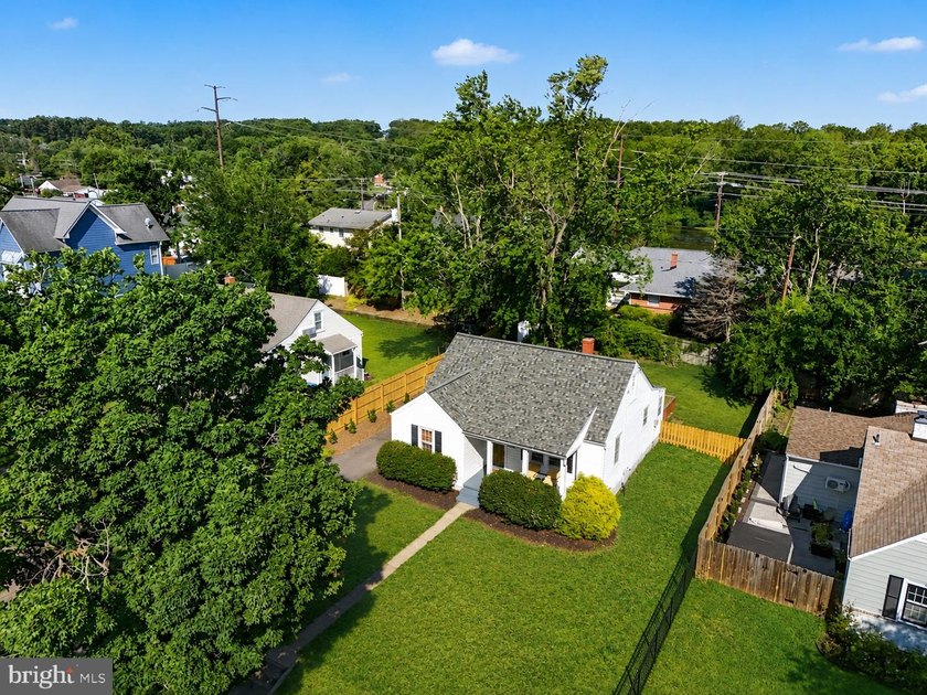 Charming and beautifully updated home in an exceptional - photo 4