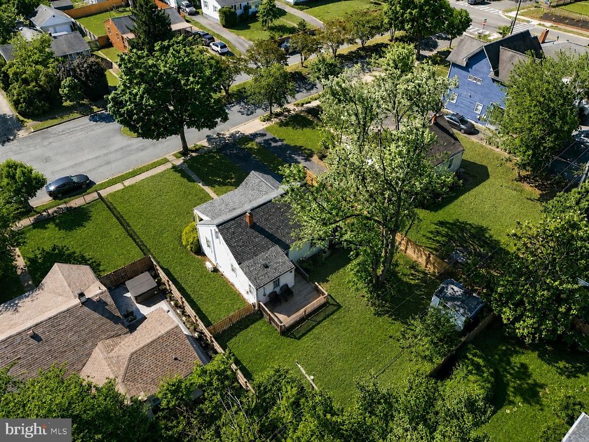 Charming and beautifully updated home in an exceptional - photo 5