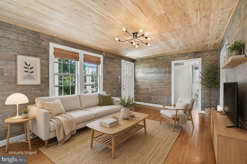 Charming and beautifully updated home in an exceptional - photo 8
