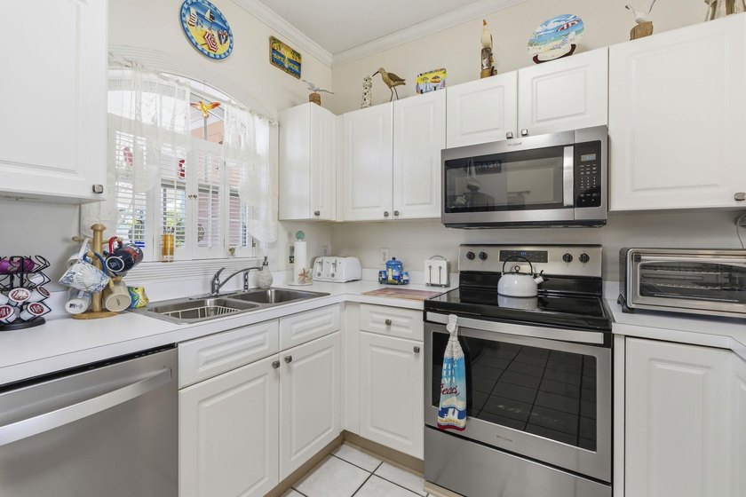 This is an incredible opportunity to own a beautiful condo with - photo 7