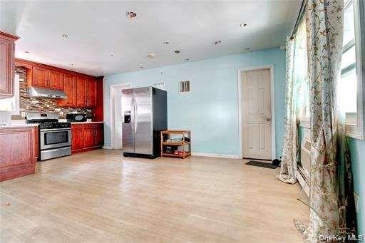 Exceptional Income-Producing Single-Family Home in Prime Jamaica - photo 5