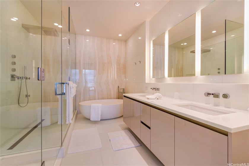 A rare 1-bedroom residence featuring 2 full bathrooms, this - photo 6