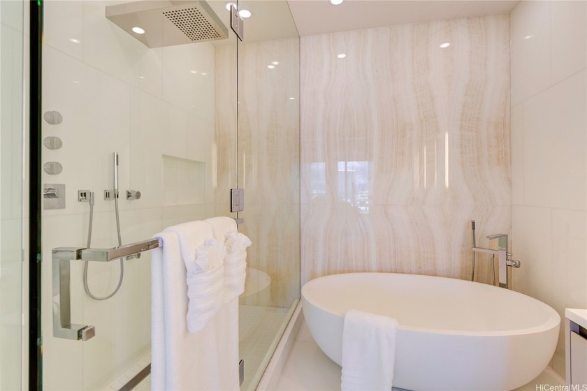 A rare 1-bedroom residence featuring 2 full bathrooms, this - photo 7