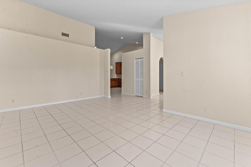 Welcome to a beautifully maintained 3 bedrooms and 2 bathrooms - photo 11