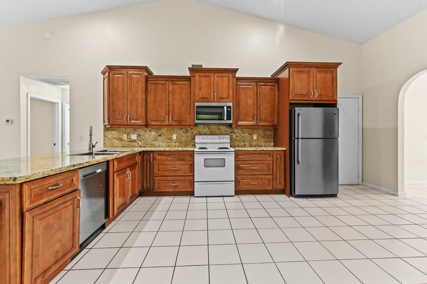 Welcome to a beautifully maintained 3 bedrooms and 2 bathrooms - photo 14