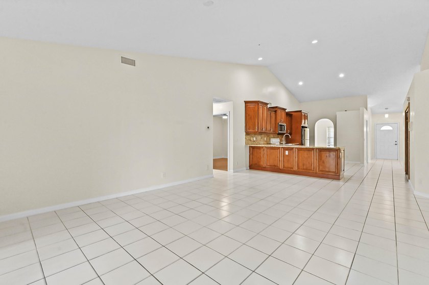 Welcome to a beautifully maintained 3 bedrooms and 2 bathrooms - photo 18