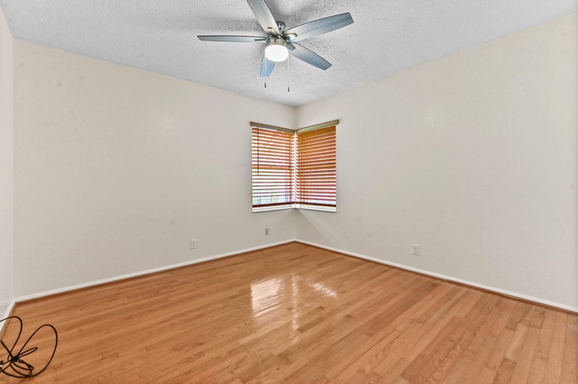 Welcome to a beautifully maintained 3 bedrooms and 2 bathrooms - photo 23