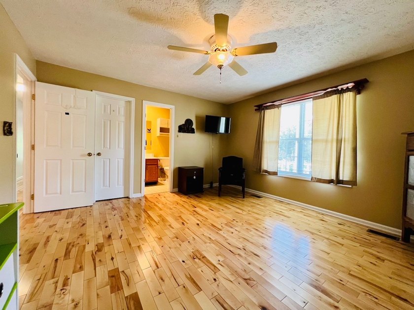 Lake Area 3 Bedroom, 3 Bath House with LARGE Basement Garage - photo 48