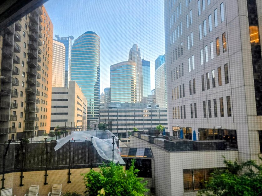 Rarely available THREE BEDROOM corner condo on the SKYWAY with a - photo 3