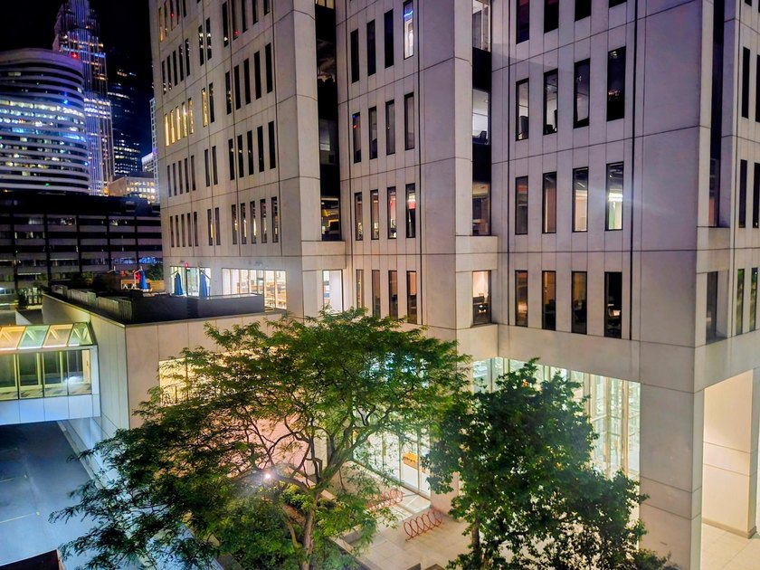 Rarely available THREE BEDROOM corner condo on the SKYWAY with a - photo 5
