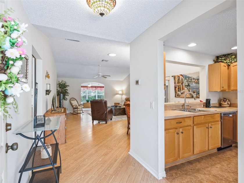TURNKEY AND WELCOMING, THIS BEAUTIFULLY MAINTAINED 3-BEDROOM - photo 4