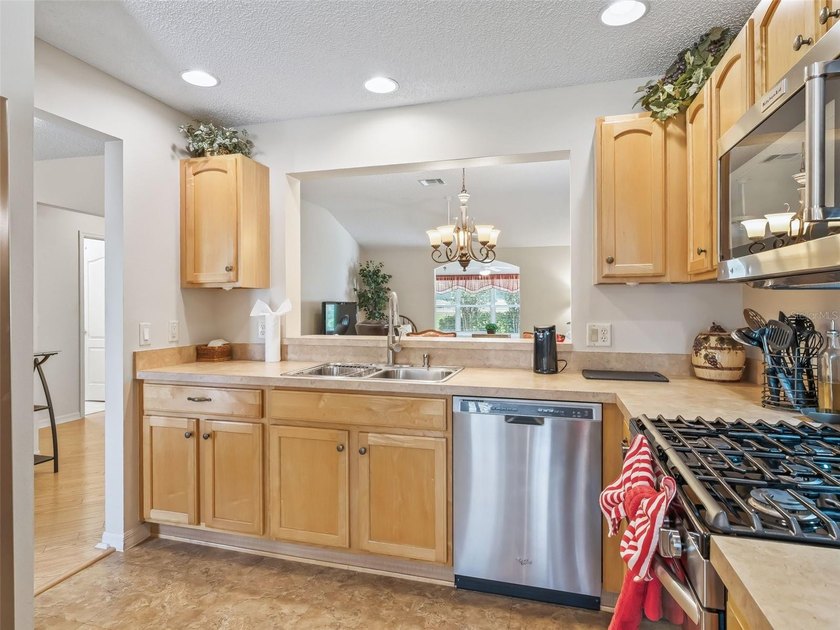TURNKEY AND WELCOMING, THIS BEAUTIFULLY MAINTAINED 3-BEDROOM - photo 9