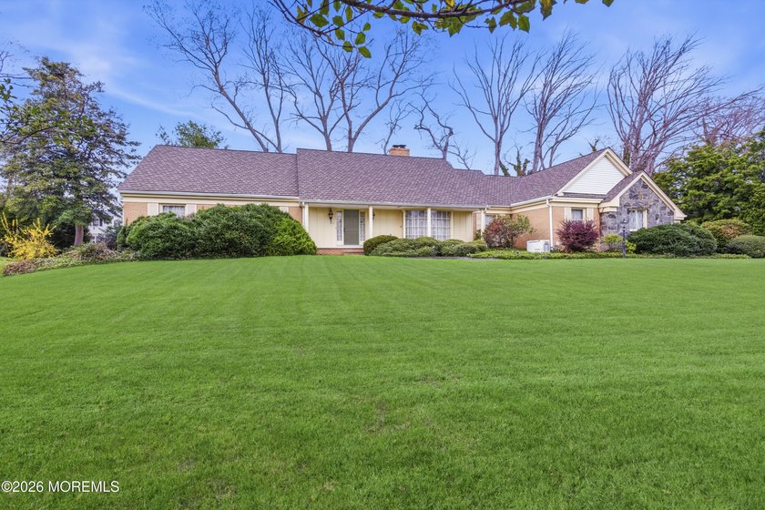 Welcome to this spacious 6-bedroom, 4.5-bath home offering over - photo 3