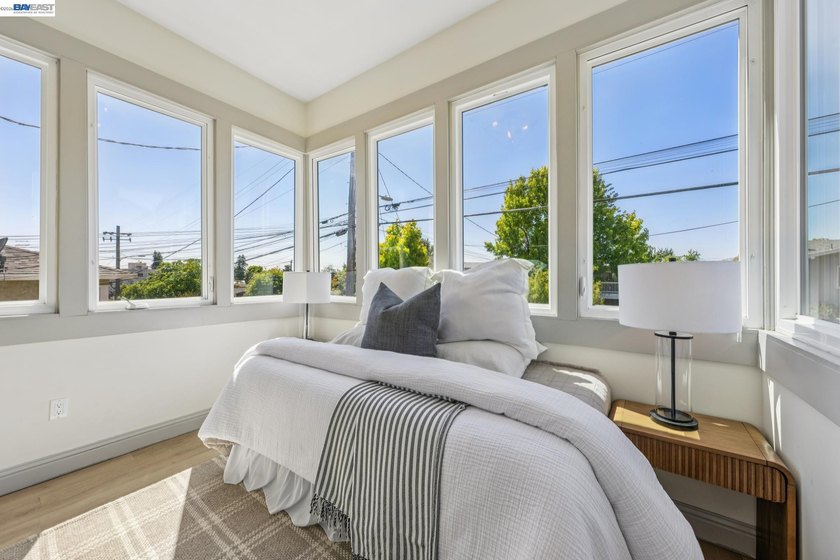 Welcome home to this beautifully updated top-floor unit, ideally - photo 22