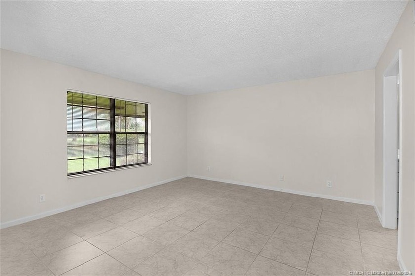 Ground floor beauty! Welcome to the vibrant and active community - photo 11