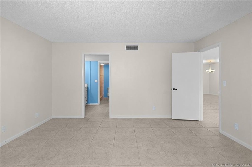 Ground floor beauty! Welcome to the vibrant and active community - photo 13