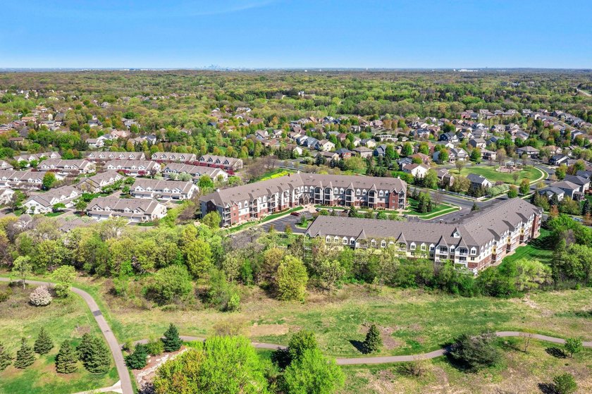 Welcome home to this beautifully updated 1 bedroom, 1 bathroom - photo 25