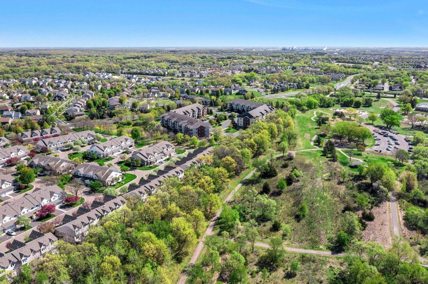 Welcome home to this beautifully updated 1 bedroom, 1 bathroom - photo 26