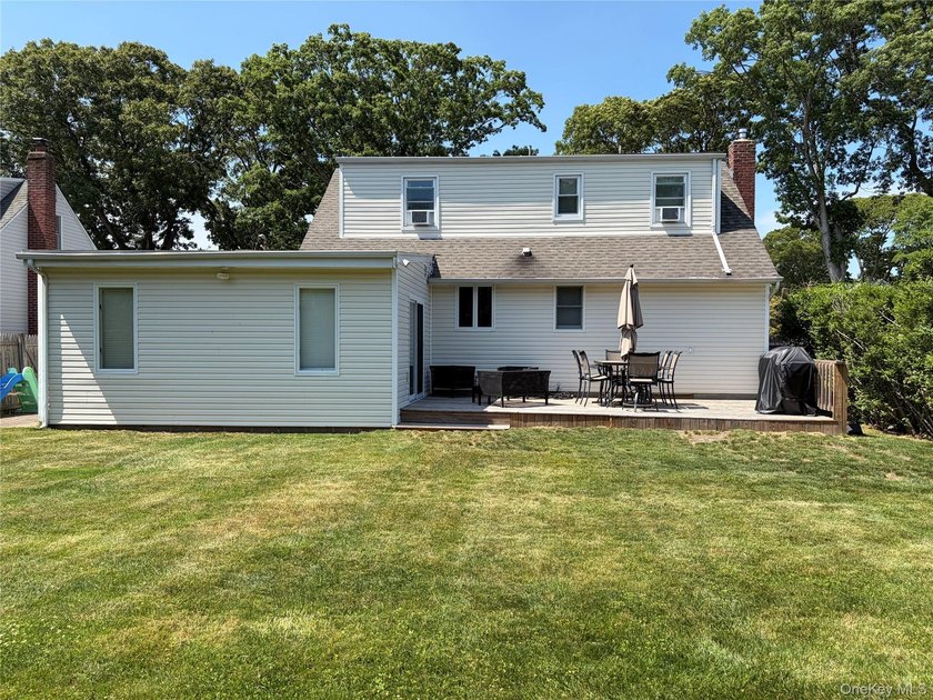 Beautifully updated expanded Cape situated on a quiet dead end - photo 2