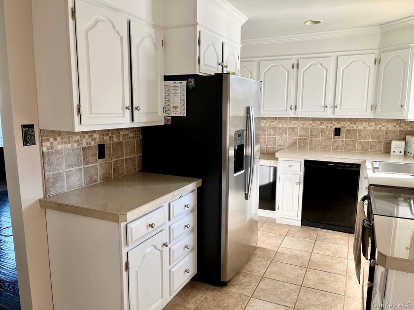 Beautifully updated expanded Cape situated on a quiet dead end - photo 5