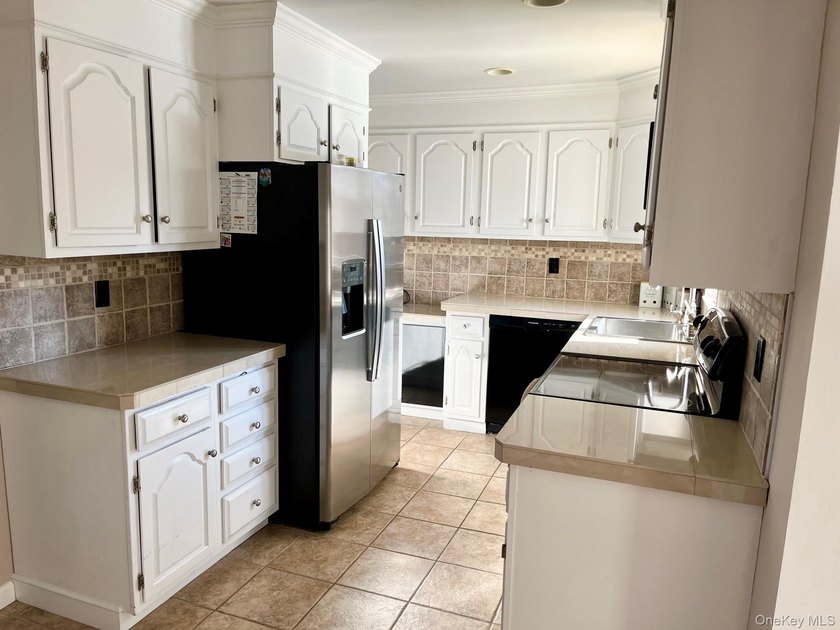 Beautifully updated expanded Cape situated on a quiet dead end - photo 6