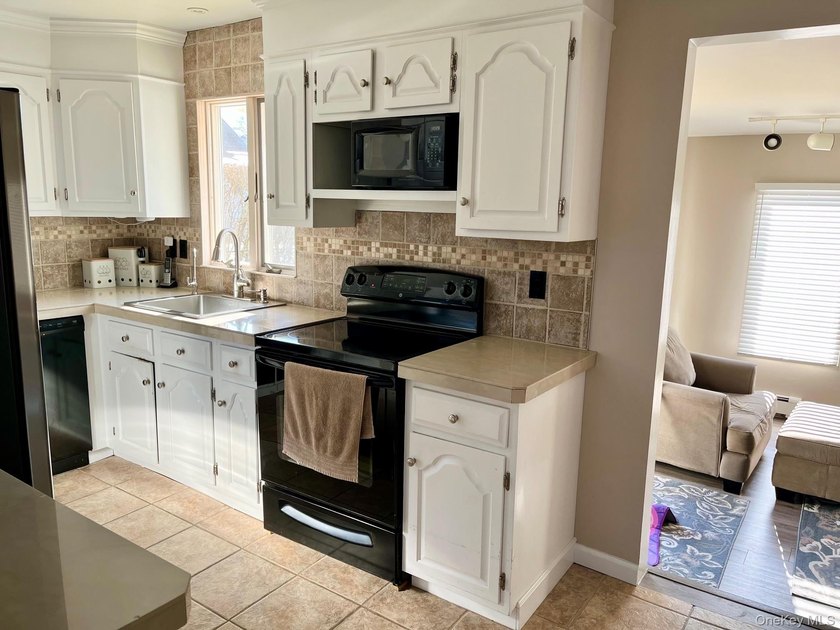 Beautifully updated expanded Cape situated on a quiet dead end - photo 8