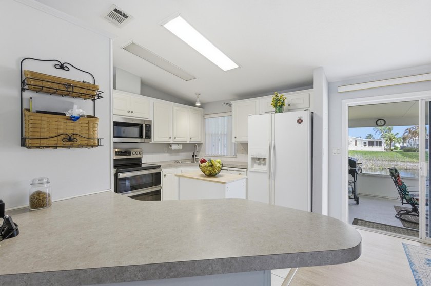 PRICED TO SELL!! MOTIVATED SELLER!! 2 bedroom, 2 bath home - photo 8