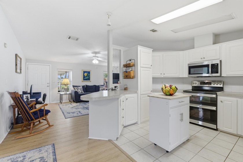 PRICED TO SELL!! MOTIVATED SELLER!! 2 bedroom, 2 bath home - photo 10