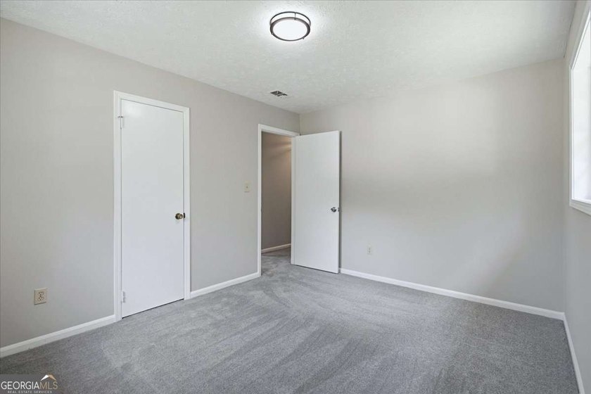 Beautifully renovated, 4 sided brick ranch on nearly 1/2 acre - photo 15