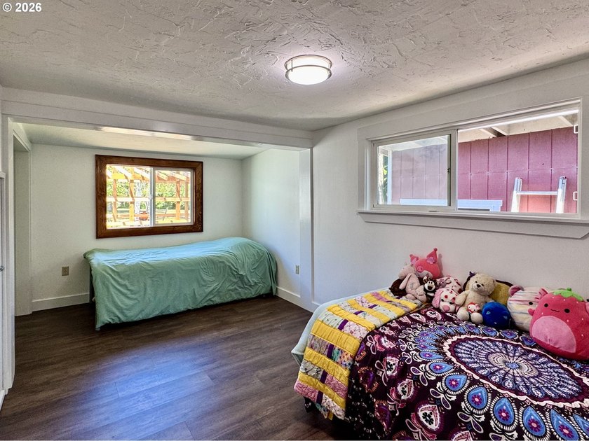 Thoughtfully updated and expanded! This darling little - photo 12