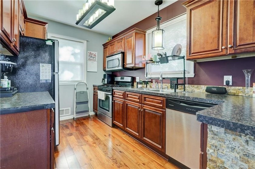 -NO DELAYED NEGOTIATIONS- This charming home has been - photo 14