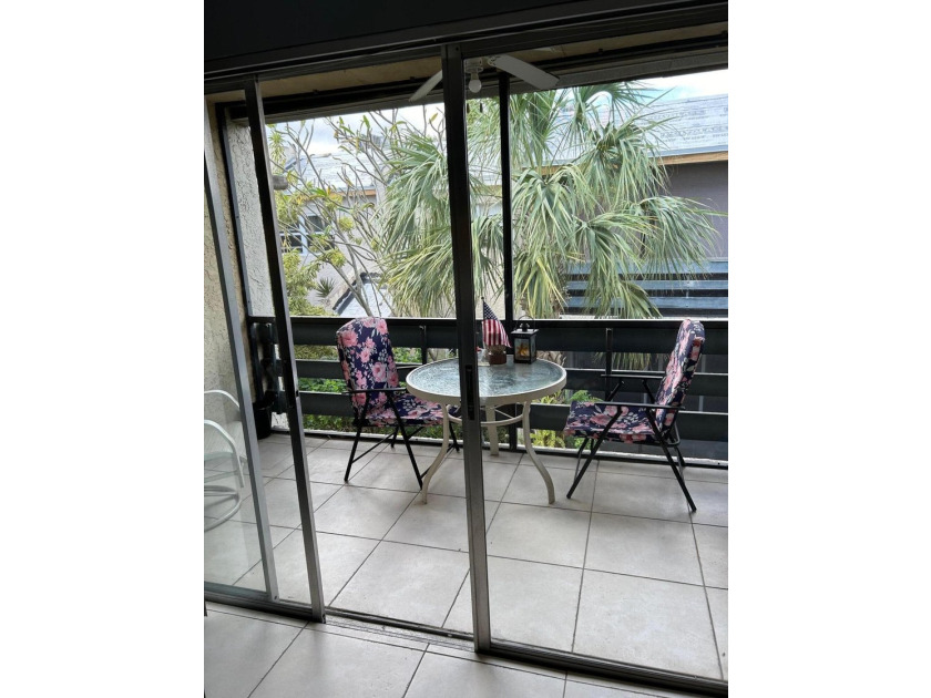 Welcome to this spacious 2 bedroom, 1 bath unit with relaxing - photo 14