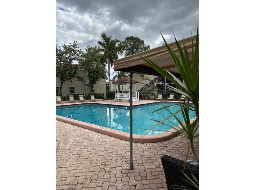 Welcome to this spacious 2 bedroom, 1 bath unit with relaxing - photo 16