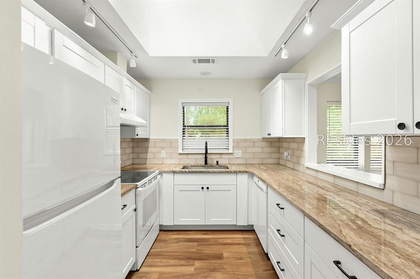 Beautifully remodeled &amp; meticulously maintained 4-bed 3-bath - photo 4