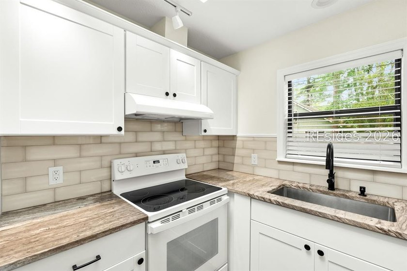 Beautifully remodeled &amp; meticulously maintained 4-bed 3-bath - photo 6