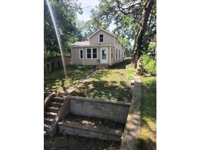 Small Charmer. Move in ready for owner or renter. Bring a little - photo 2
