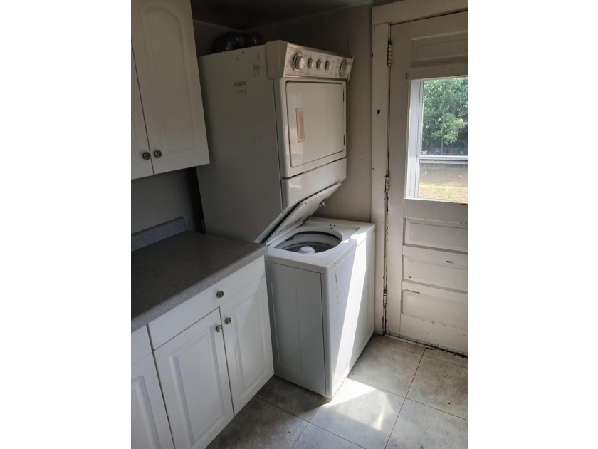 Small Charmer. Move in ready for owner or renter. Bring a little - photo 8
