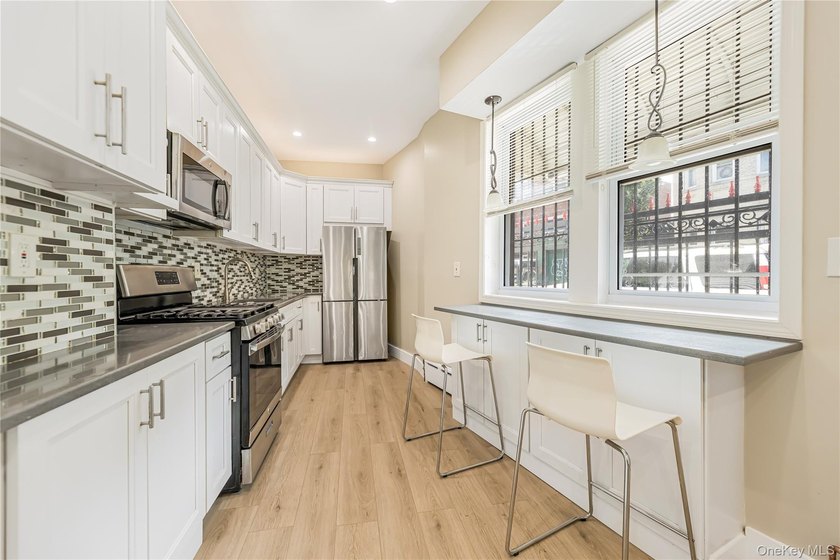 Move right into this beautifully renovated single-family home - photo 6