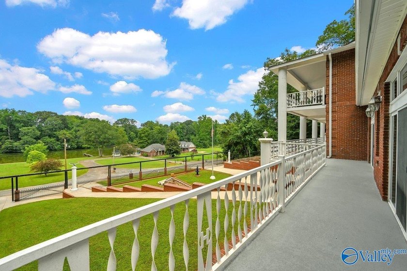 This must-see water property with 4 levels is waiting for you. 5 - photo 21