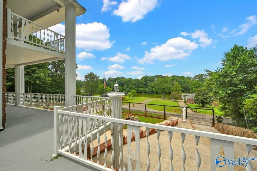 This must-see water property with 4 levels is waiting for you. 5 - photo 22