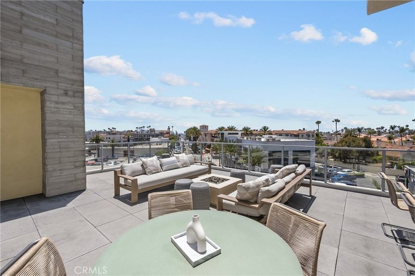 Enjoy an elevated coastal lifestyle in this modern - photo 20
