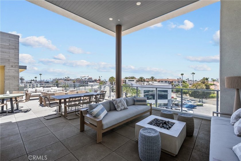Enjoy an elevated coastal lifestyle in this modern - photo 21