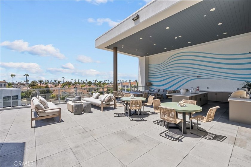 Enjoy an elevated coastal lifestyle in this modern - photo 24