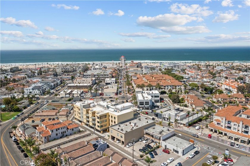 Enjoy an elevated coastal lifestyle in this modern - photo 27