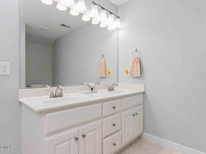 Welcome to this beautifully maintained 4-bedroom, 2.5-bath home - photo 24