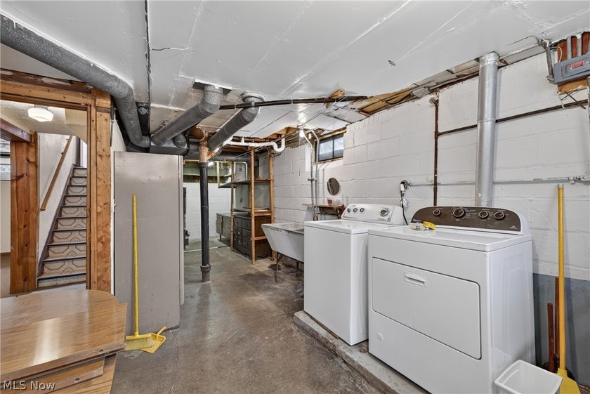 Well maintained 3 bed and 1 bath Cape-Cod. Includes dining room - photo 16